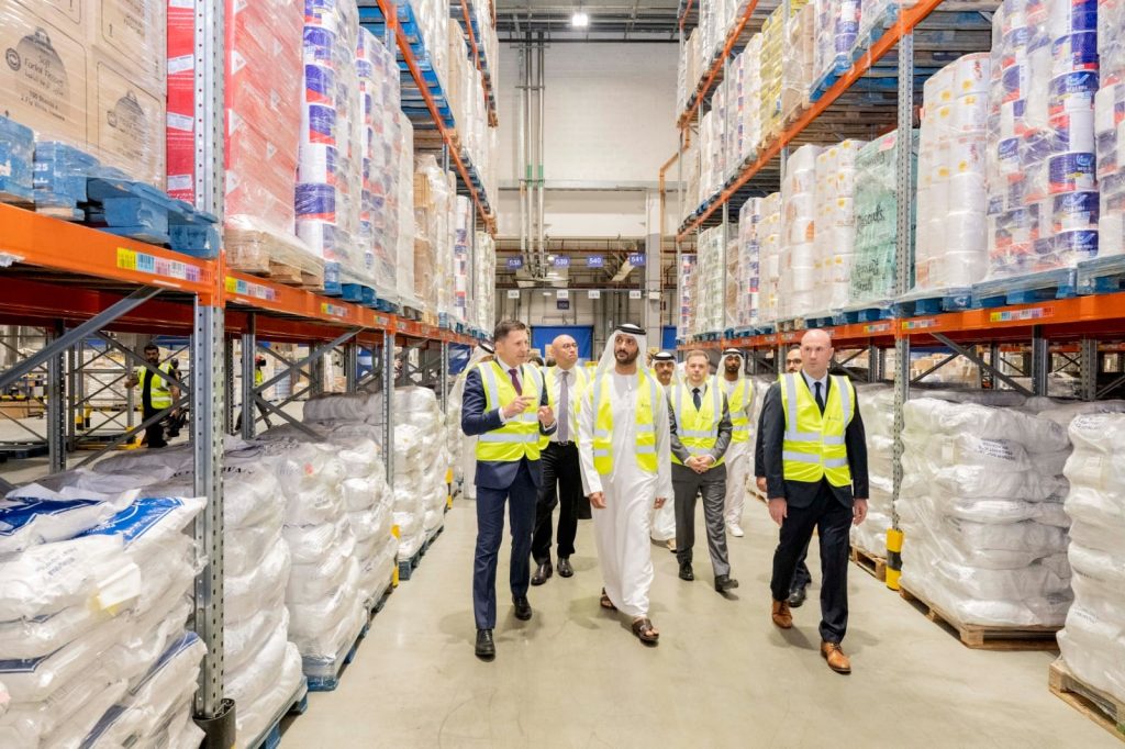 عبدالله بن طوق يؤكد وفرة وتنوع السلع في أسواق الدولة