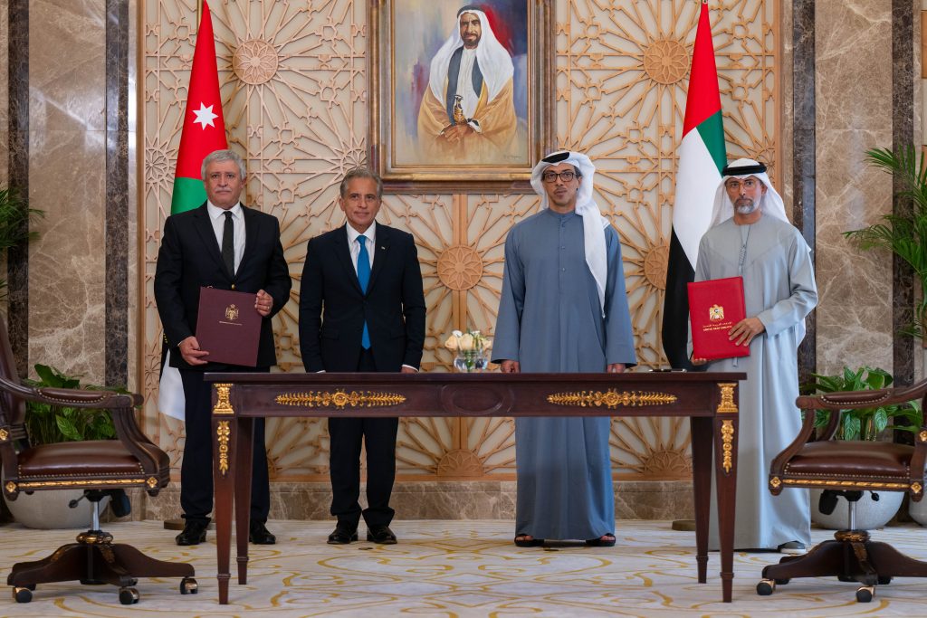 منصور بن زايد ورئيس الوزراء الأردني يشهدان توقيع اتفاقية بين الإمارات و الأردن لإنشاء شبكة سكك حديدية تربط مناطق التعدين بميناء العقبة وتأسيس الشركة الإماراتية الأردنية لسكك الحديد