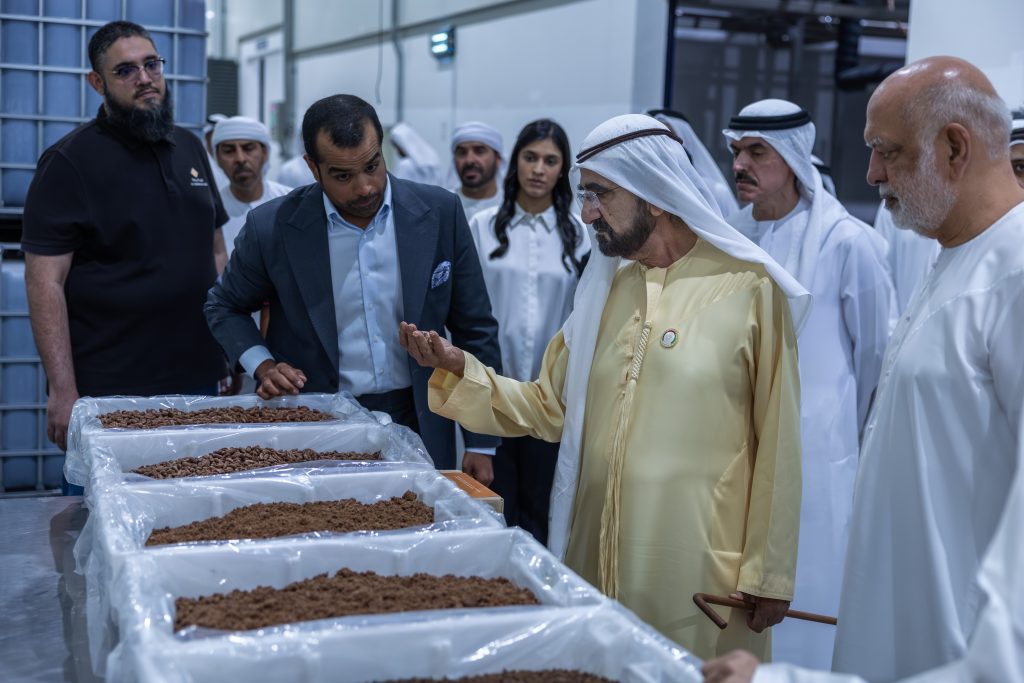 محمد بن راشد يزور مصنع “البركة” للتمور الأكبر في العالم بمدينة دبي الصناعية