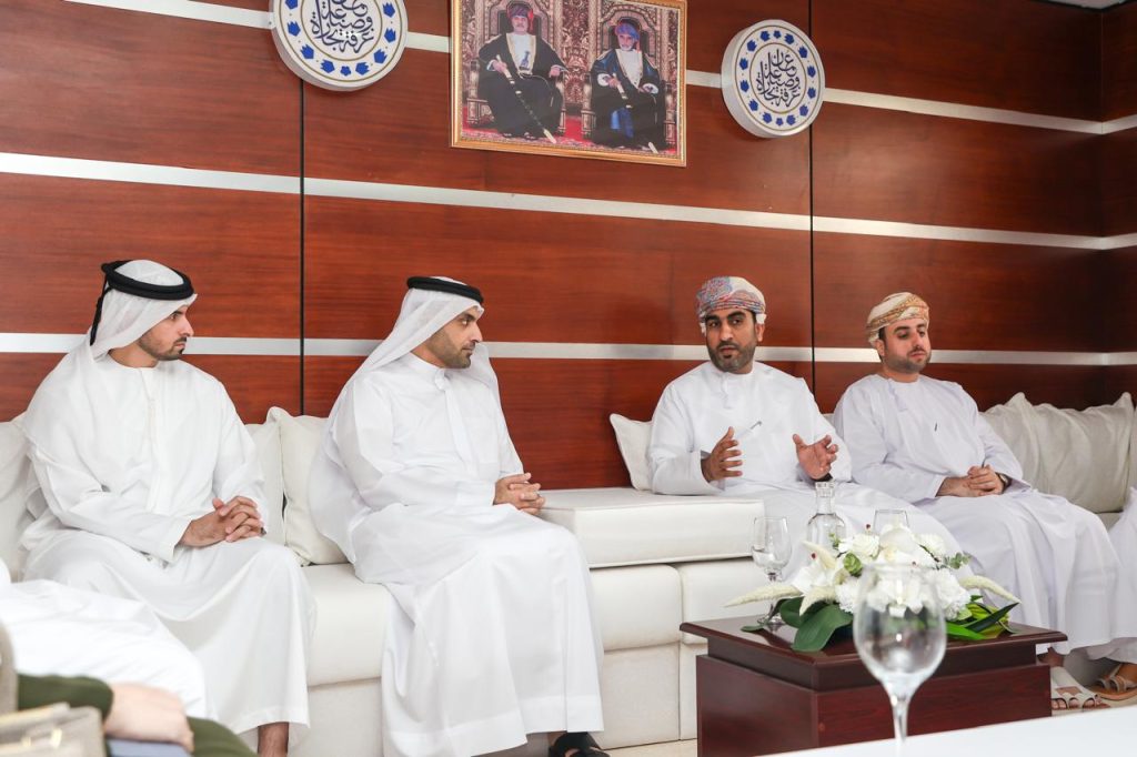 غرف دبي تبحث تعزيز التعاون التجاري مع غرفة عُمان وميناء صحار