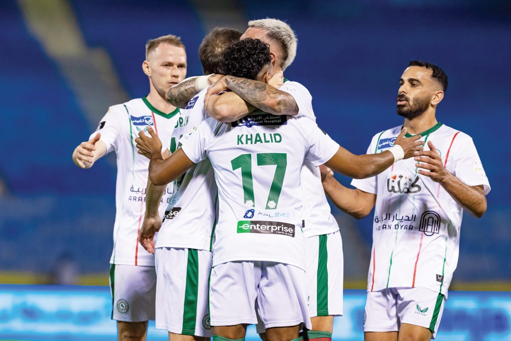 الاتحاد يواجه ضمك.. والرياض يستضيف الفتح