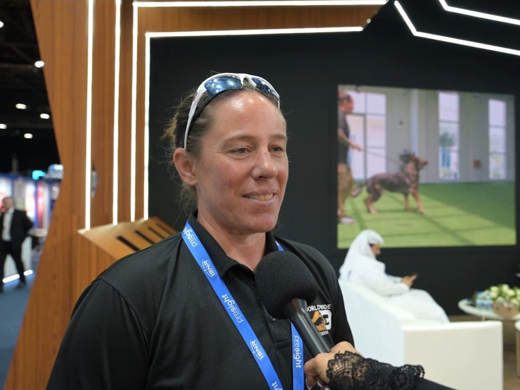 أكاديمية “Worldwide K9 UAE” تستعرض حلول تدريب الكلاب الأمنية والمركبات الميدانية خلال “آيسنار 2026″