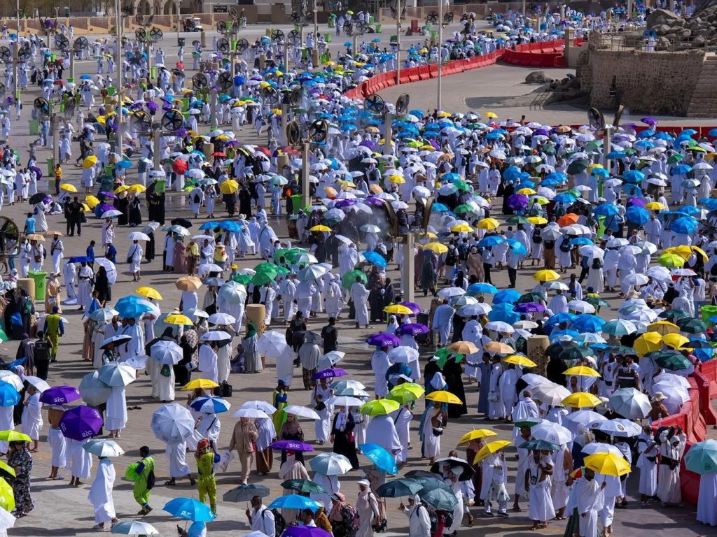 حجاج بيت الله الحرام ينفرون من عرفات إلى مزدلفة