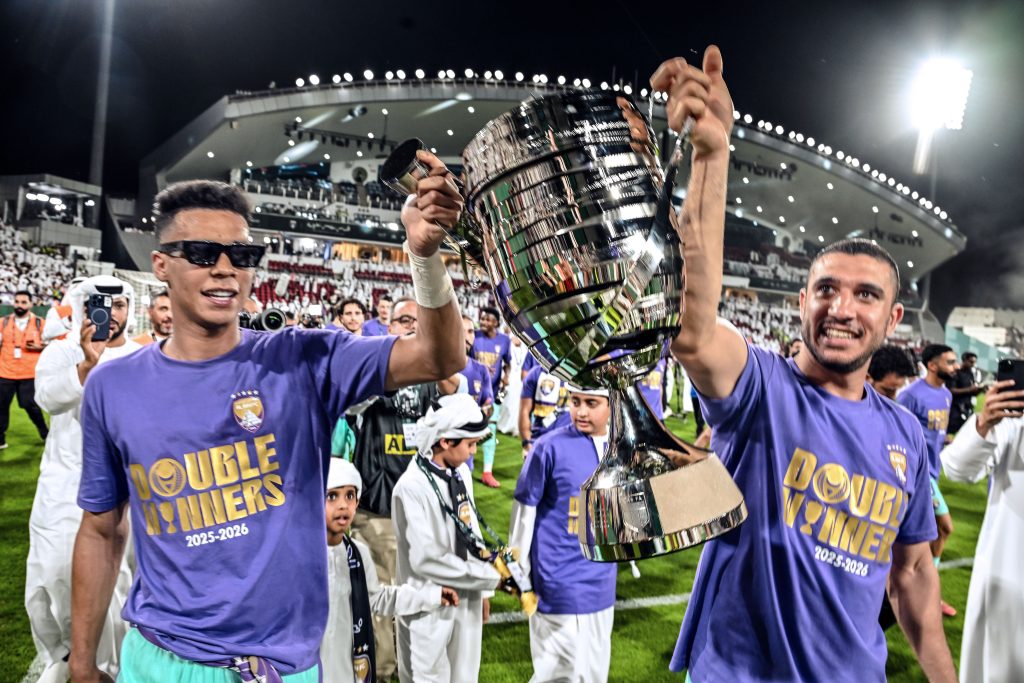 لاعبو العين يحتفون بلقب كأس رئيس الدولة لكرة القدم