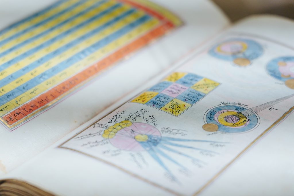 بيت الحكمة يستعرض التفاعل العلمي والفكري بين الحضارتين العربية والبولندية في”وارسو للكتاب”