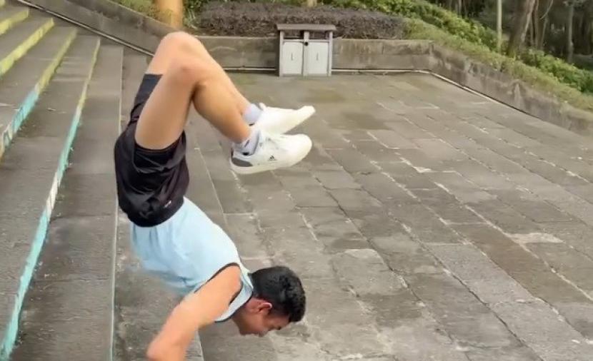 رجل ينزل 100 درجة سلم على يديه ويحطم رقما عالميا