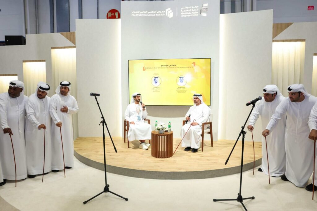 فن “الآهلة” الإماراتي يستقطب جمهور معرض أبوظبي للكتاب