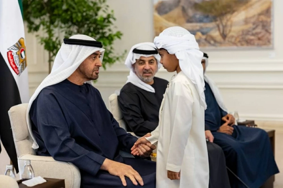 محمد بن زايد يستقبل الشيوخ والمواطنين