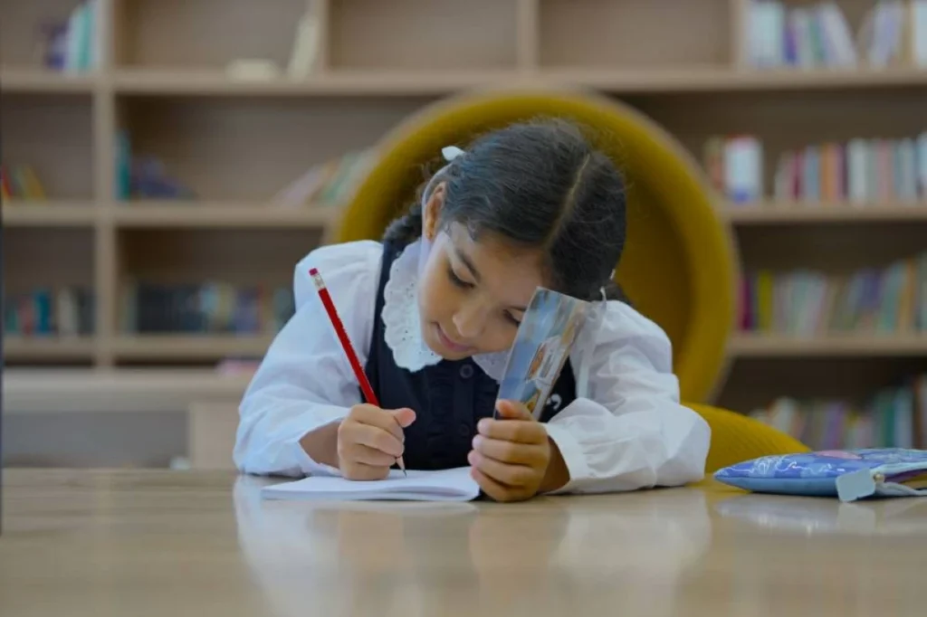 «علَّمَ بالقلم».. منظومة تعليمية متكاملة ترسم مستقبل أبناء الشارقة