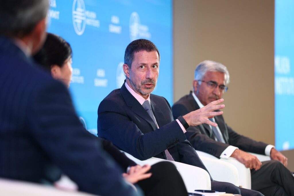 “مبادلة” تستعرض نهجها الاستثماري وخططها للتوسع في قمة معهد ميلكن 2026